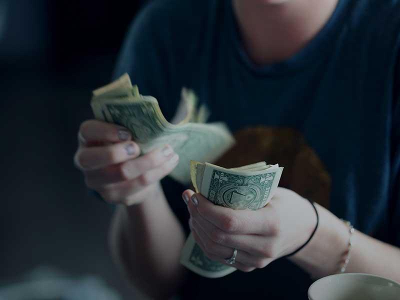 how to manage your money in college