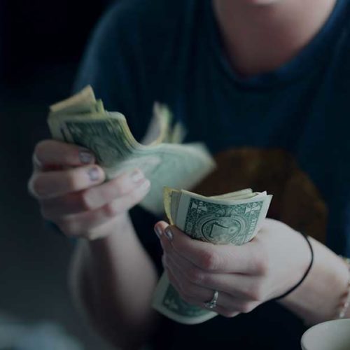 how to manage your money in college